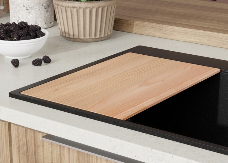Küchenspüle mit Schneidebrett aus Holz