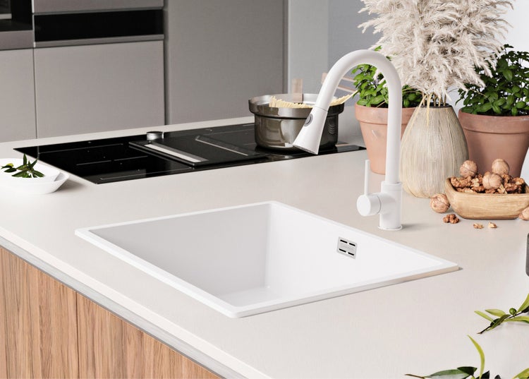 Küchenspüle mit Armatur auf einer Arbeitsplatte