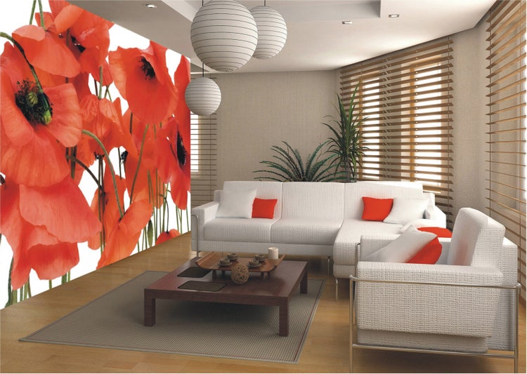 Wohnzimmer mit Mohnblumen-Fototapete, Sofa, Sessel und Couchtisch