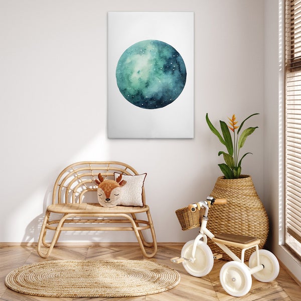 Zimmer mit dekorativer Wandkunst, Bank, Teppich, Dreirad und Zimmerpflanze