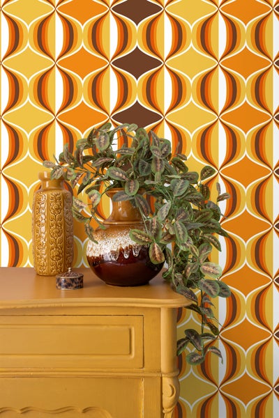 Dekorative Szene mit Retro-Tapete, Kommode, Pflanze und Vasen