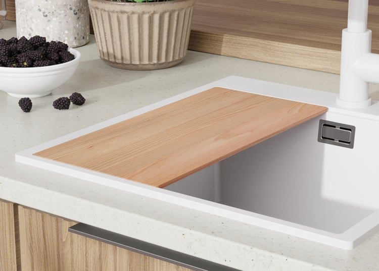 Küchenspüle mit Schneidebrett und Schale mit Brombeeren auf der Arbeitsplatte