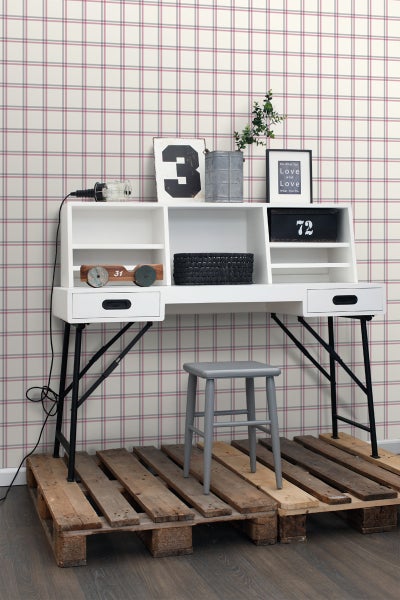 Schreibtisch mit Regalen, Schubladen und einem Hocker auf einer Palette