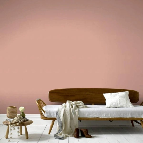 Wandfarbe in einem hellen Raum mit Holzmöbeln, Daybed und weißem Holzfußboden.