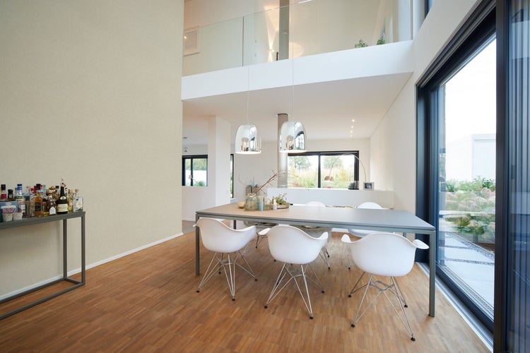 Wohnzimmer mit Sofa, Stehlampe und Teppich