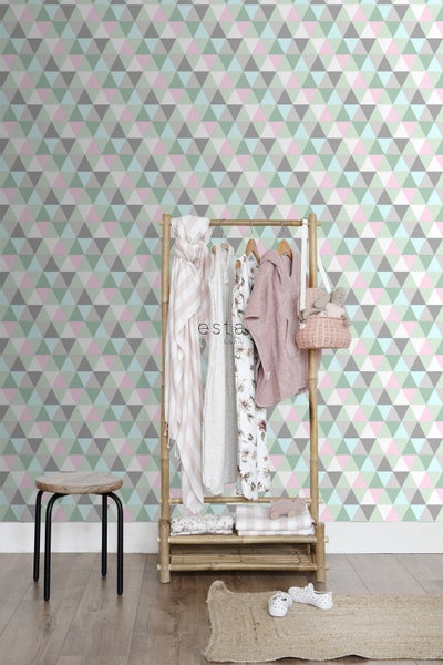 Raum mit dreieckiger Tapete, Garderobenständer aus Bambus und Holzstuhl