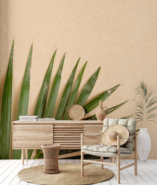 Wohnzimmer mit Holzkommode, Stuhl und tropischem Wandbild