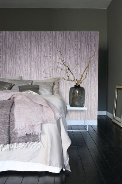 Schlafzimmer mit Bett, Nachttisch und gemusterter Tapete