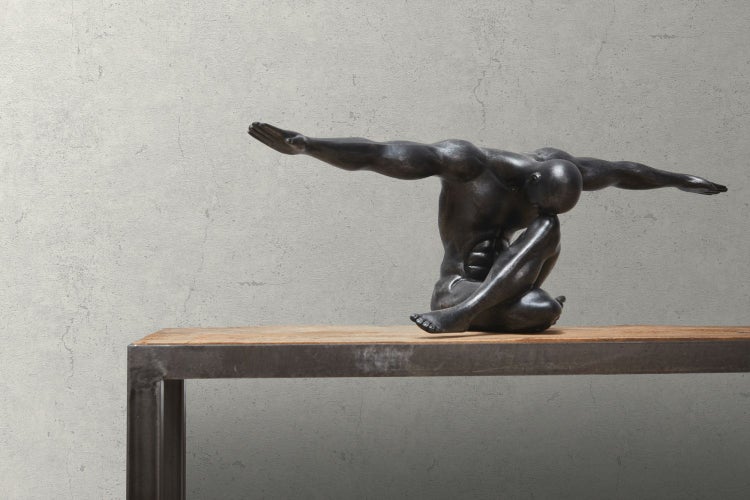 Weihnachtsdekoration mit Christbaumkugeln, Schleife, Federn und Deko-Vögeln auf Holzgrund