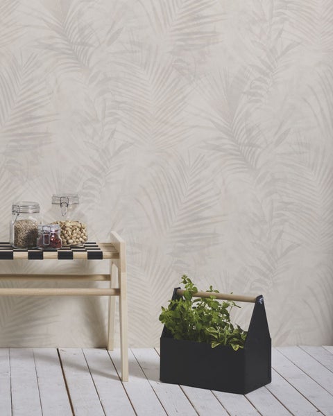 Badezimmer Szene mit gemusterter Tapete, Holzschemel und Pflegeprodukten