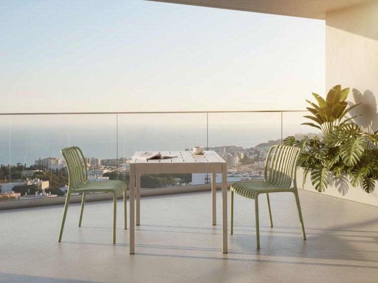 Metalltischbein mit schwarzem Bodenschoner