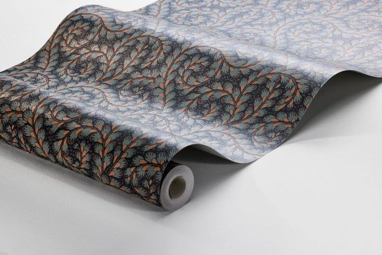 Gartensitzgruppe mit Holztisch und sechs Stühlen auf einer Holzterrasse vor einem Haus