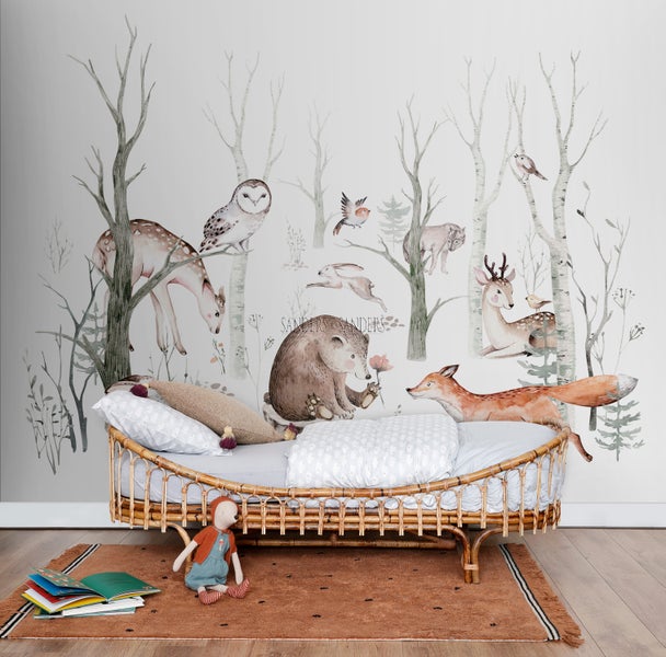 Kinderzimmer mit Wandbild, Bett und Teppich im Waldtierdesign