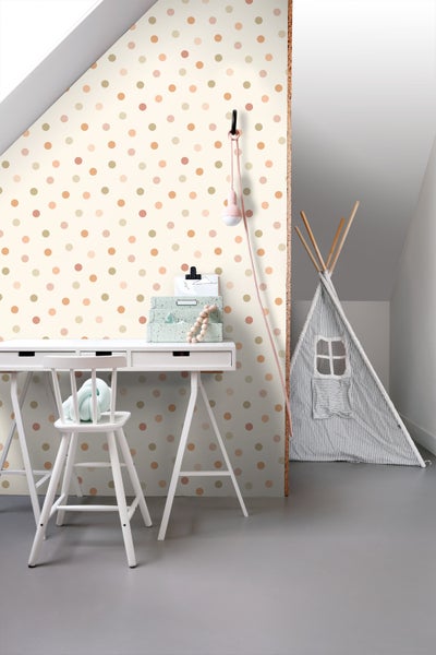 Kinderzimmer mit gepunkteter Tapete, Schreibtisch und Spielzelt