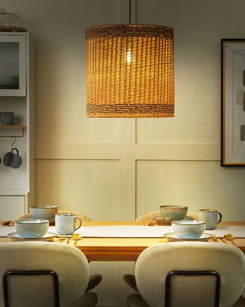 Esszimmer mit Esstisch, Stühlen und Hängelampe aus Korbgeflecht