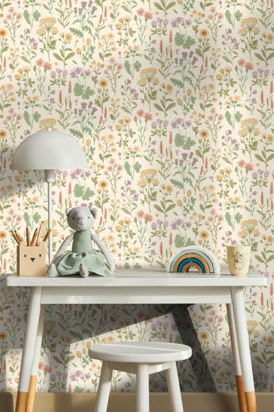 Kinderzimmer mit einem Schreibtisch, Stuhl, Lampe und einer Tapete mit Blumenmuster