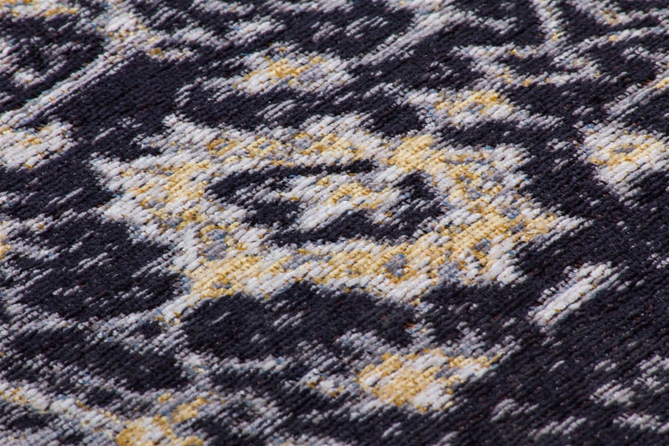 Nahaufnahme eines gewebten Teppichs mit orientalischem Muster.