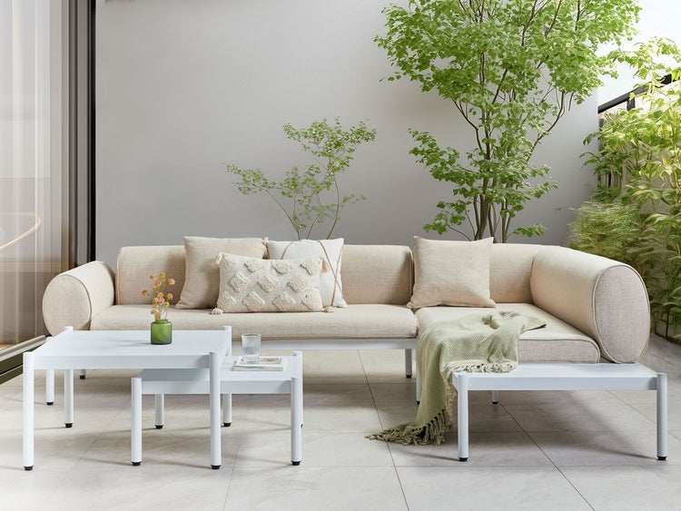 Hängeleuchte mit zwei Glaskugeln in einem schwarzen Holzrahmen