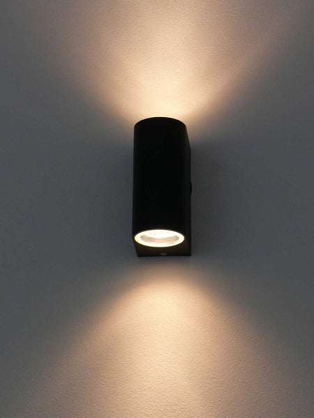 Schwarze Wandleuchte für den Aussenbereich mit Licht nach oben und unten