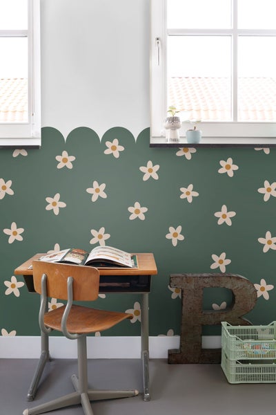 Dekoratives Kinderzimmer mit Schreibtisch, Stuhl und floraler Wandgestaltung für eine freundliche Atmosphäre