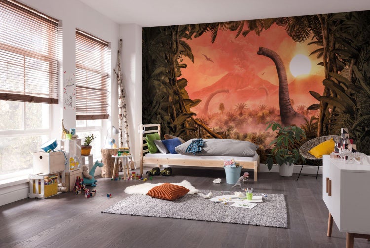 Kinderzimmer mit Dinosaurier-Tapete, Bett und Spielzeug