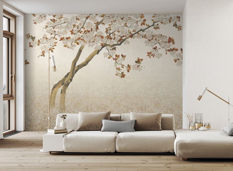 Wohnzimmer mit Wandbild eines blühenden Baumes über einem hellen Sofa.