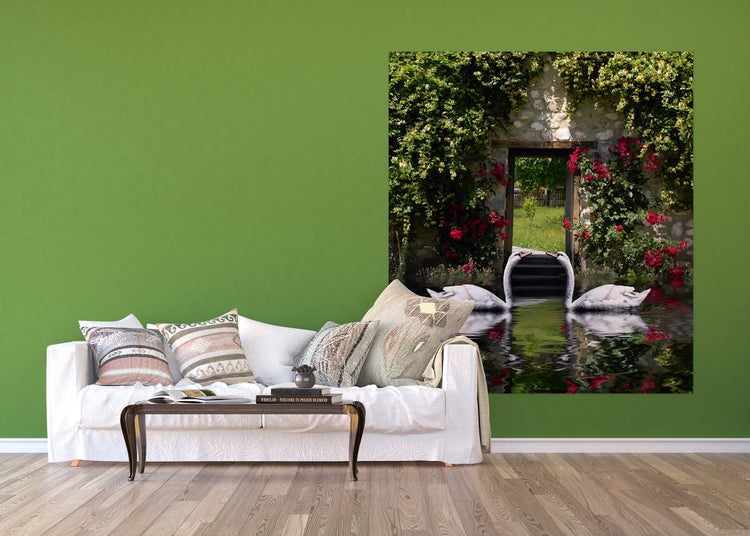 Wohnzimmer mit weißem Sofa, Holztisch und Wandbild mit Schwänen und Blumengarten