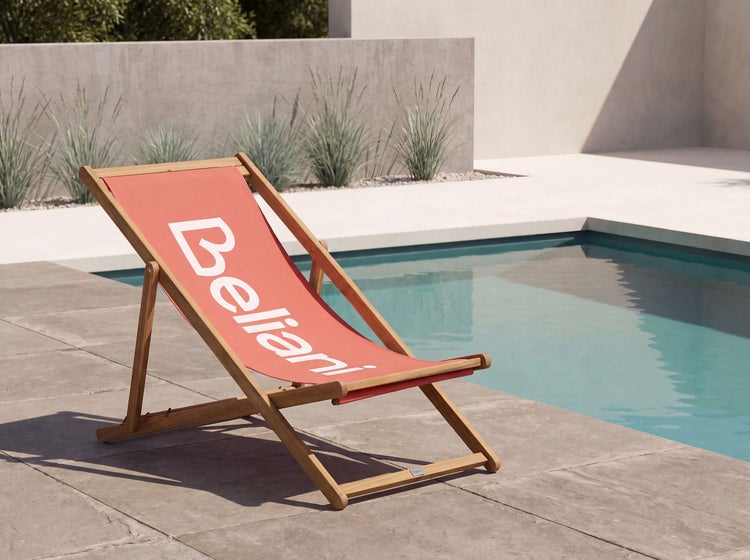 Holzliegestuhl mit Textilbespannung und Beliani Logo am Poolrand auf einer Terrasse.