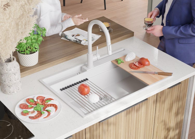 Küchenszene mit Spüle, Armatur und Lebensmitteln zur Zubereitung eines Salats