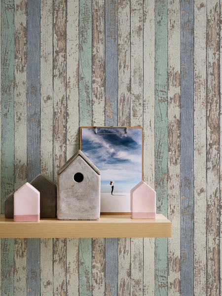 Holzpaneel Tapete mit Dekorationsgegenständen auf einem Regal