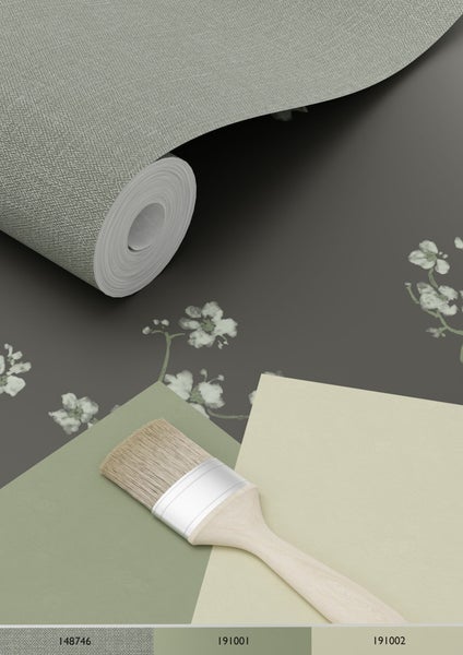 Tapetenrolle mit Blumenmuster, Farbfelder und Pinsel