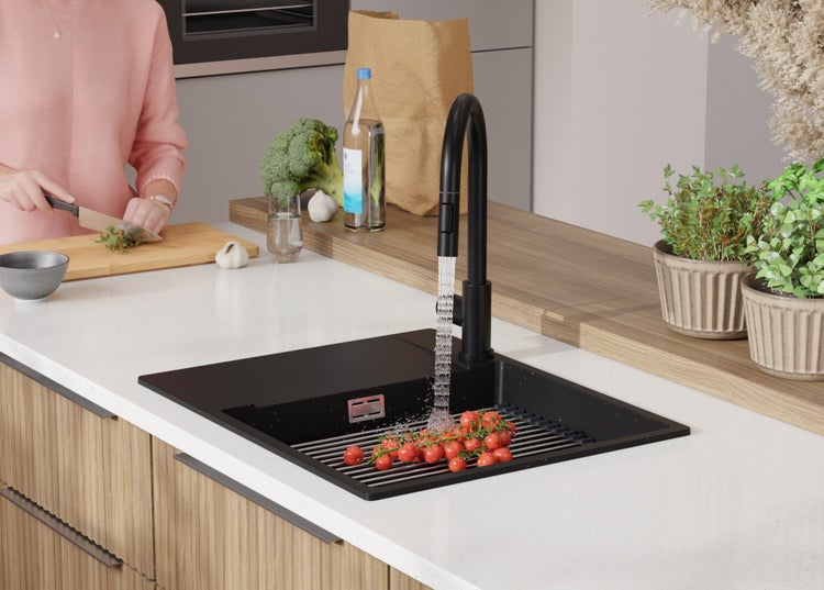 Küchenszene mit Spüle, Armatur und Lebensmitteln