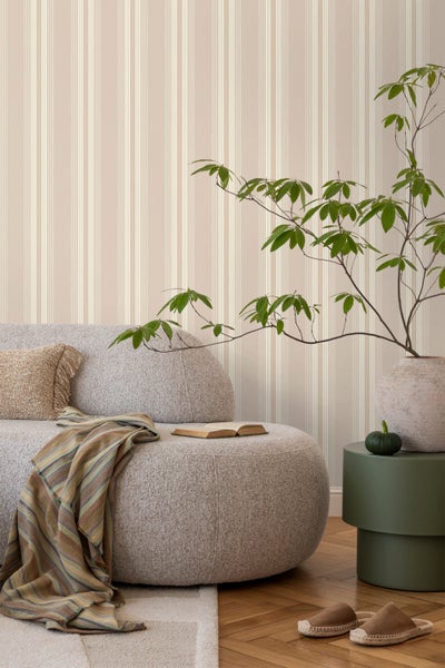 Dekoratives Zimmer mit beiger Blumentapete, Holzboden und hellen Möbeln für ein gemütliches Ambiente.