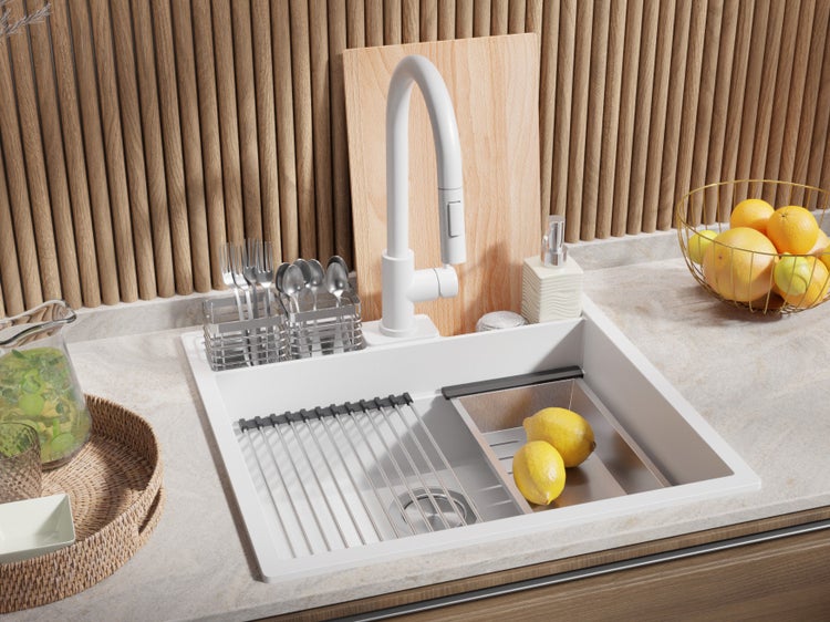 Spüle mit Abtropfgestell, Armatur, Schneidebrett und Küchenutensilien