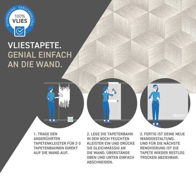 Wohnzimmer mit geometrischer Tapete, Sofa, Sessel und gerahmtem Bild