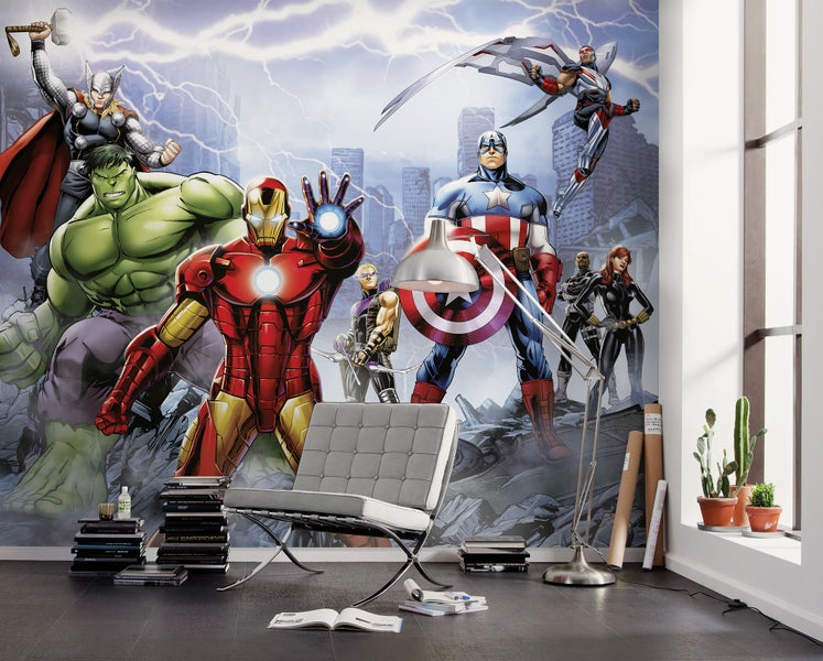 Wandbild mit Marvel-Avengers-Motiv in einem Wohnzimmer mit Sessel und Zimmerpflanzen