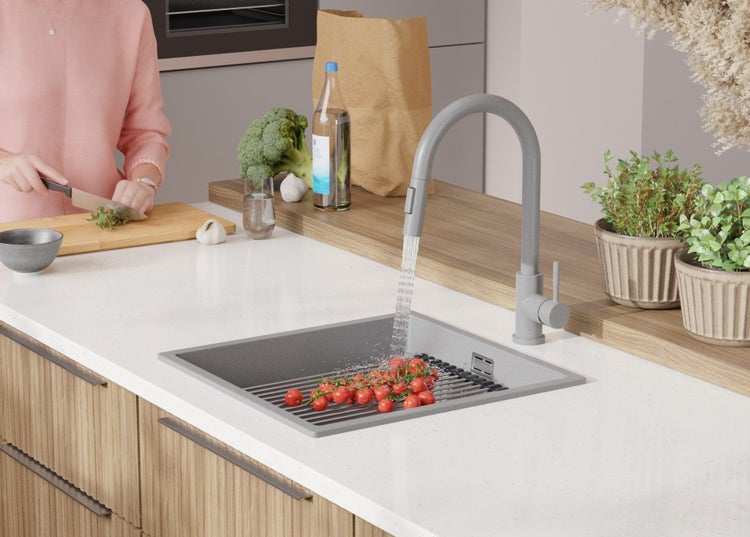 Küchenszene mit Spüle, Armatur und Gemüse zum Zubereiten von Mahlzeiten