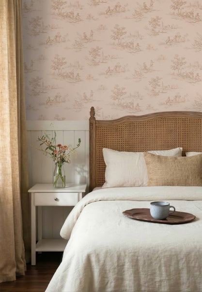 Schlafzimmer mit einem Bett mit geflochtenem Kopfteil, weißem Nachttisch und einer Vliestapete im Toile-de-Jouy-Stil mit historischen Szenen.