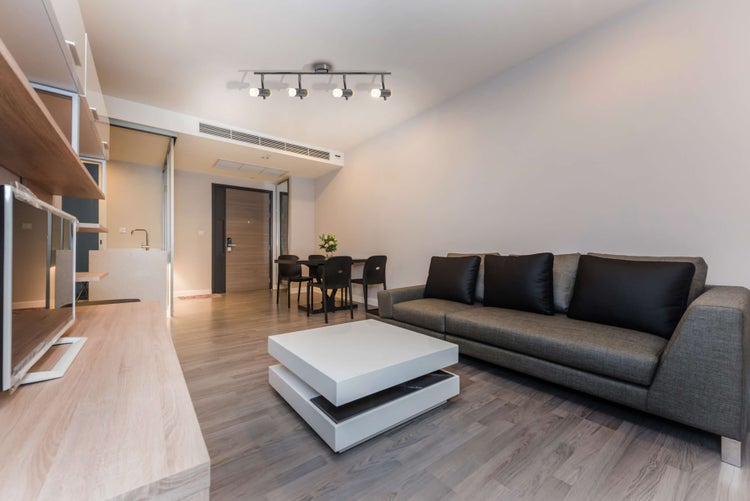 Heller Wohnraum mit Sofa, Couchtisch und Essbereich