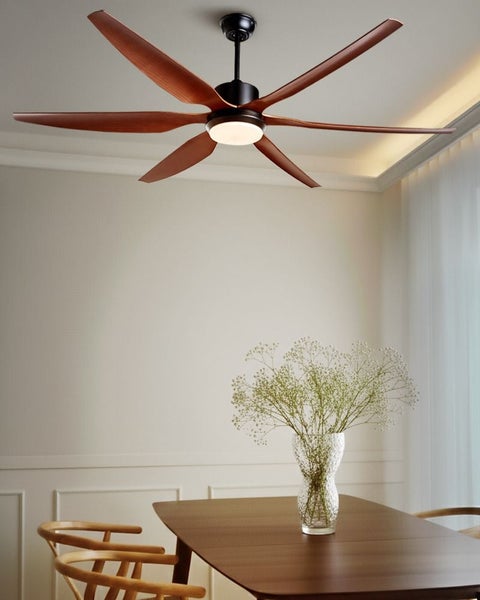 Deckenventilator mit sechs Flügeln und integrierter Beleuchtung über einem Esstisch