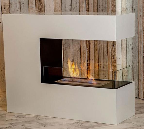 Moderner Bioethanolkamin mit Glasumrandung und weißer Verkleidung