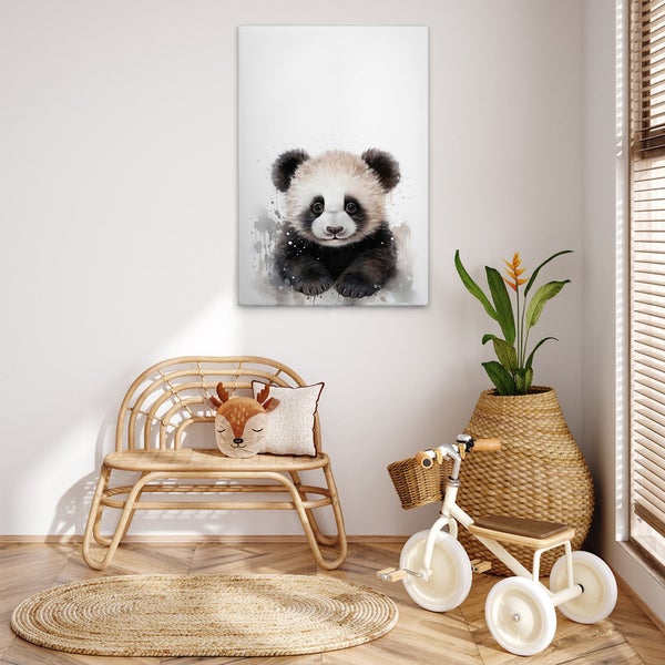 Kinderzimmerdekoration mit einem Panda-Leinwandbild über einer Sitzbank aus Rattan mit einem Kissen in Hirschform