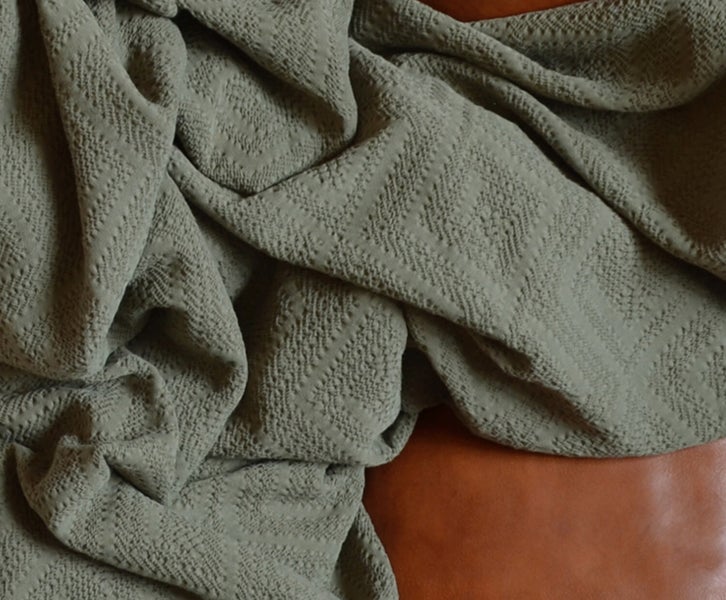 Decke Wohndecke Plaid 170 x 130 cm khaki olive Piqué aus 100 % Baumwolle premium