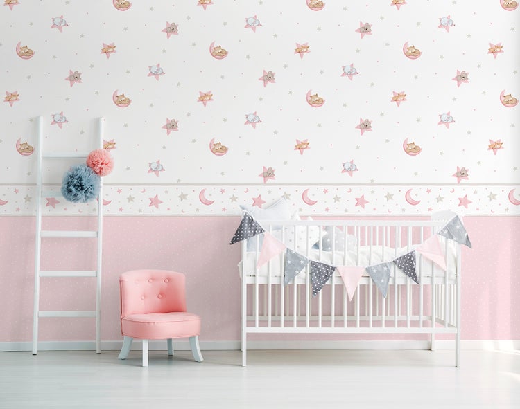 Dekoratives Babyzimmer mit Kinderbett, Leiter und Sessel vor einer gemusterten Tapete.