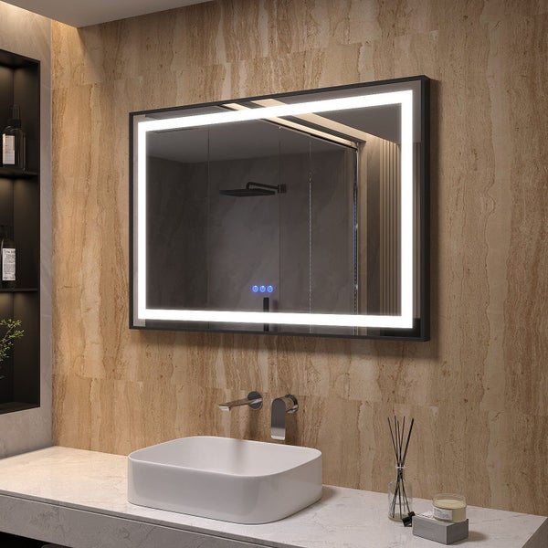 Rechteckiger Badezimmerspiegel mit LED Beleuchtung und schwarzem Rahmen über einem Aufsatzwaschbecken und einer Armatur in einem modernen Bad.