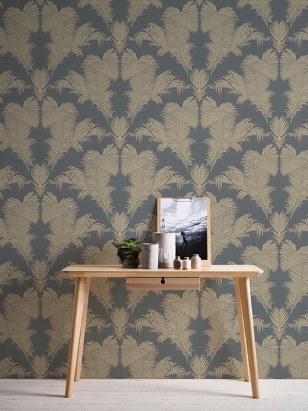 Tapetenrolle mit Blattmuster in einer Schale