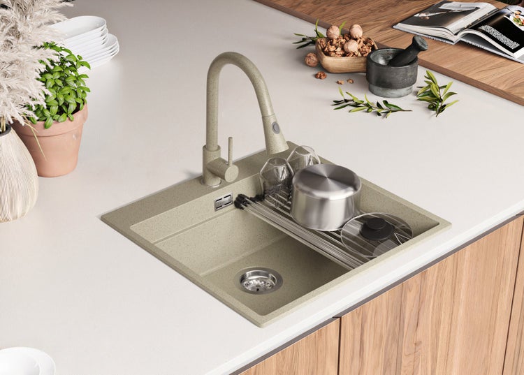 Küchenspüle aus Granit mit Abtropfgestell und Armatur auf einer Küchentheke