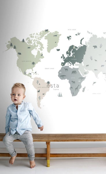 Wandbild mit Weltkarte und Tiermotiven im Kinderzimmer, ein Junge sitzt auf einer Holzbank