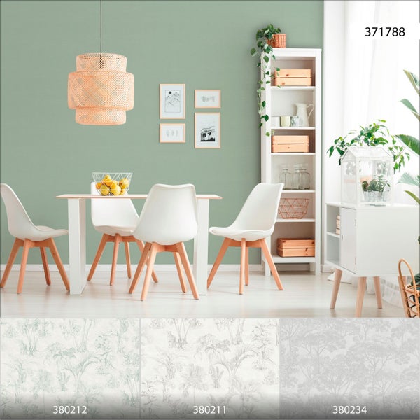 Heller Raum mit strukturierten Tapeten, Sessel und Holzhocker