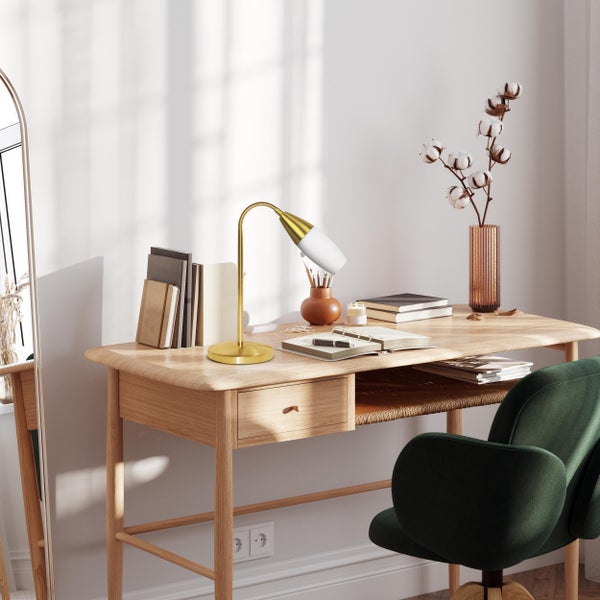 Szene mit einem Holzschreibtisch, einer goldenen Schreibtischlampe, Büchern und einem grünen Bürostuhl.
